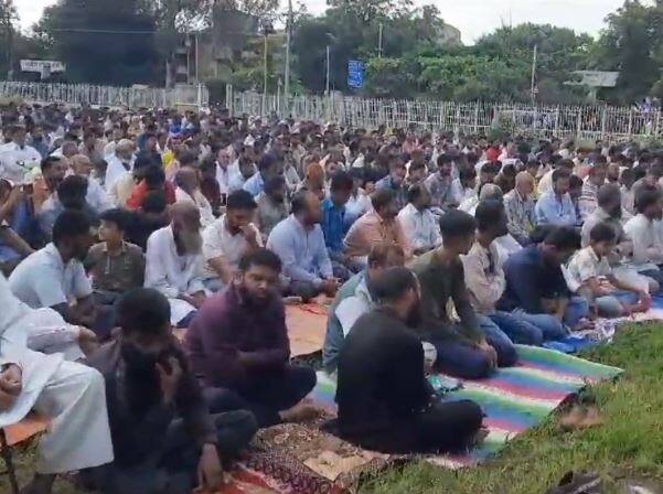 Maharashtra Rain news Prayers recited by Muslim brothers for rain Solapur  Rain News : सोलापूर जिल्ह्यात दुष्काळजन्य स्थिती, पावसासाठी मुस्लिम बांधवांकडून नमाज पठण