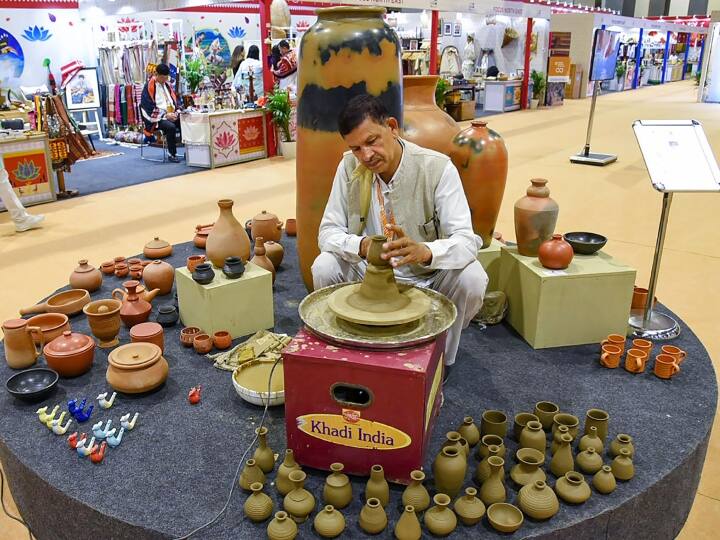 G20 Summit 2023: विदेशी मेहमानों ने शिल्प कला की जमकर की तारीफ, कहा- 'कलाकृतियों में ही समाई है भारतीय संस्कृति' G20 Summit 2023 Foreign guests praised craftsmanship, said- Indian culture is present in artworks G20 Summit 2023: विदेशी मेहमानों ने शिल्प कला की जमकर की तारीफ, कहा- 'कलाकृतियों में ही समाई है भारतीय संस्कृति'