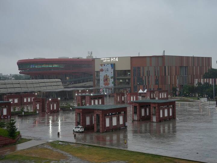 While Delhi prepared to host this grand event, rain graced parts of the national capital region. On Saturday evening and Sunday morning, raindrops added a unique perspective to the scenes at Bharat Mandapam.