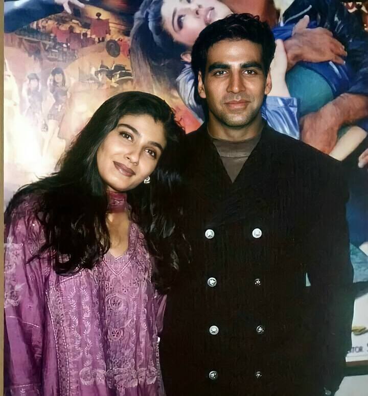 अक्षय-रवीना का प्यार साल 1994 में आई फिल्म 'मोहरा' के दौरान परवान चढ़ा था. शुरुआत में दोनों के बीच सबकुछ ठीक चल रहा था. दोनों अक्सर साथ में स्पॉट किए जान लगे. इतना ही नहीं रवीना तो अक्षय के लिए अपने अपना टॉप करियर तक छोड़ने के लिए तैयार हो गई थी. लेकिन फिर अक्षय की एक हरकत ने इस जोड़ी को हमेशा के लिए अलग कर दिया.