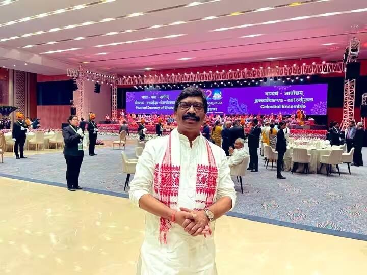 એ ભારતની અધ્યક્ષતામાં G20 સમિટનો આજે બીજો દિવસ છે. શનિવારે દિલ્હીમાં રાષ્ટ્રપતિ દ્રૌપદી મુર્મુના ડિનર કાર્યક્રમમાં તમામ દેશોના રાષ્ટ્રાધ્યક્ષો તેમની પત્નીઓ સાથે સામેલ થયા હતા. આ દરમિયાન રાષ્ટ્રપતિ દ્વારા આયોજિત ડિનર કાર્યક્રમમાં ઘણા રાજ્યોના મુખ્યમંત્રીઓએ પણ ભાગ લીધો હતો.