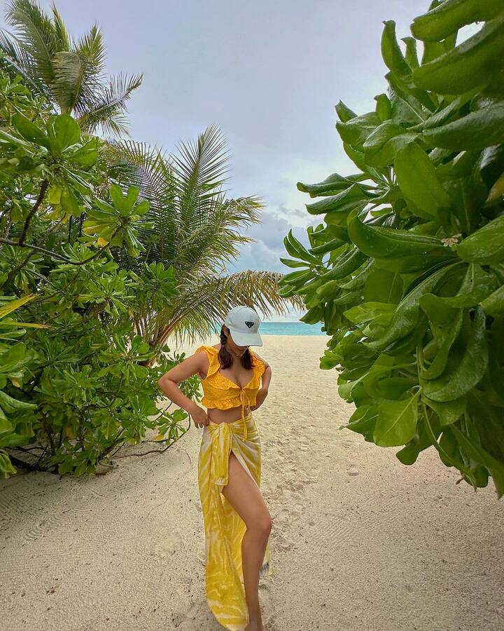 'చిలసౌ' సినిమాతో తెలుగు తెరకు పరిచయం అయిన హీరోయిన్ రుహానీ శర్మ. ఆ తర్వాత 'హిట్', 'నూటొక్క జిల్లాల అందగాడు' సినిమాల్లో నటించింది.