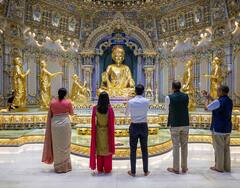 Rishi Sunak: ब्रिटनचे पंतप्रधान ऋषी सुनक अक्षरधाम मंदिरात, पत्नी अक्षतासोबत घेतलं स्वामीनारायणाचं दर्शन