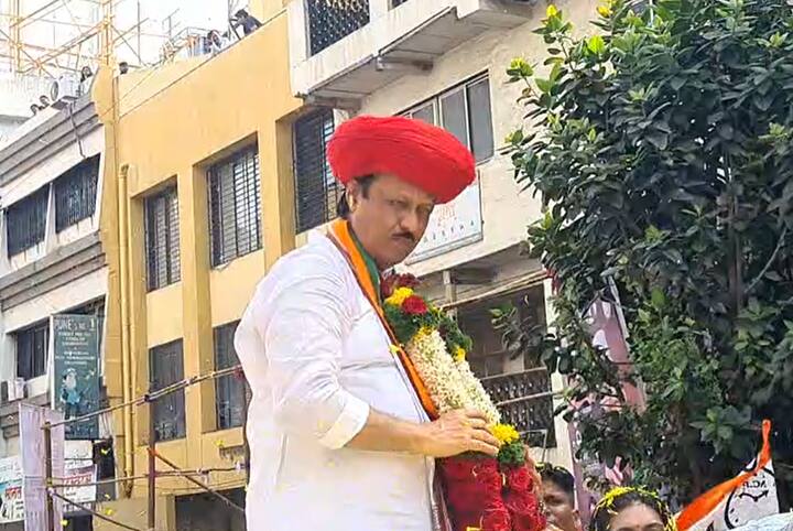 त्यासोबतच त्यांनी त्यांनी रोड शो देखील केला.