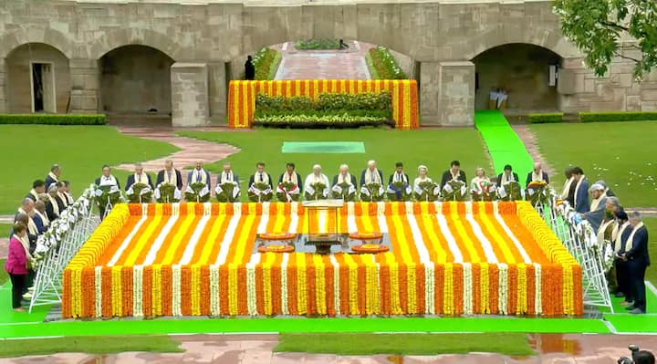 पंतप्रधान नरेंद्र मोदी आणि G20 तील जागतिक नेत्यांनी नवी दिल्लीतील G20 परिषदेच्या शेवटच्या दिवशी महात्मा गांधींना राजघाटावर आदरांजली वाहिली.
