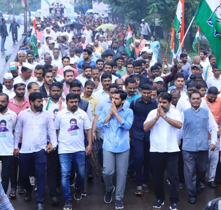 पावसातून यात्रा पार पडल्यानंतर दसरा चौकात सभा झाली.