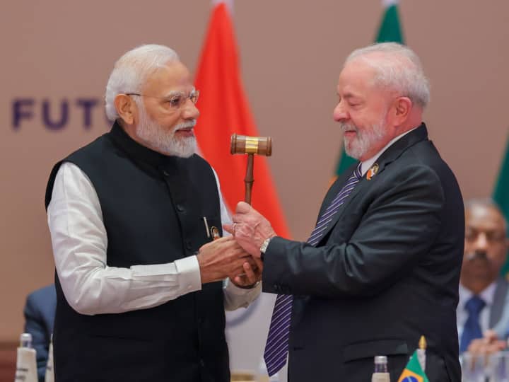 G20 Summit 2023 India PM Modi hands over G20 Presidential ceremonial gavel to Brazil president Luiz Inacio Lula da Silva G20 Summit: जी20 की अध्यक्षता सौंपते हुए ब्राजील को पीएम मोदी ने दिया क्या मैसेज? जानें