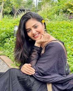Sreemukhi Photos : శ్రీముఖి చెవిలో పువ్వు - ఫోటోలు, స్మైల్ మాత్రం బ్యూటిఫుల్లు