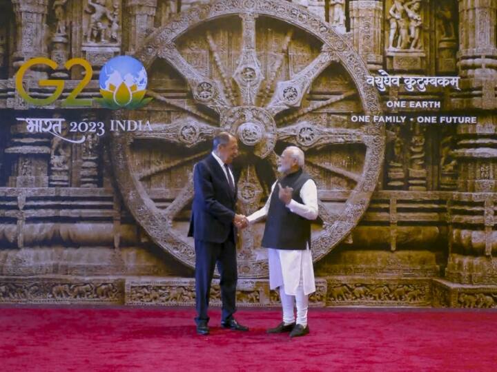 वहीं, शिखर सम्मेलन के पहले दिन राष्ट्रपति द्रौपदी मुर्मू ने सभी मेहमानों के लिए डिनर का आयोजन किया था. डिनर से पहले पीएम मोदी ने मंच पर अतिथियों का स्वागत किया. पीएम जिस जगह खड़े थे, उसके बैकग्राउंड में प्राचीन नालंदा विश्वविद्यालय की तस्वीर दिखाई दे रही थी.