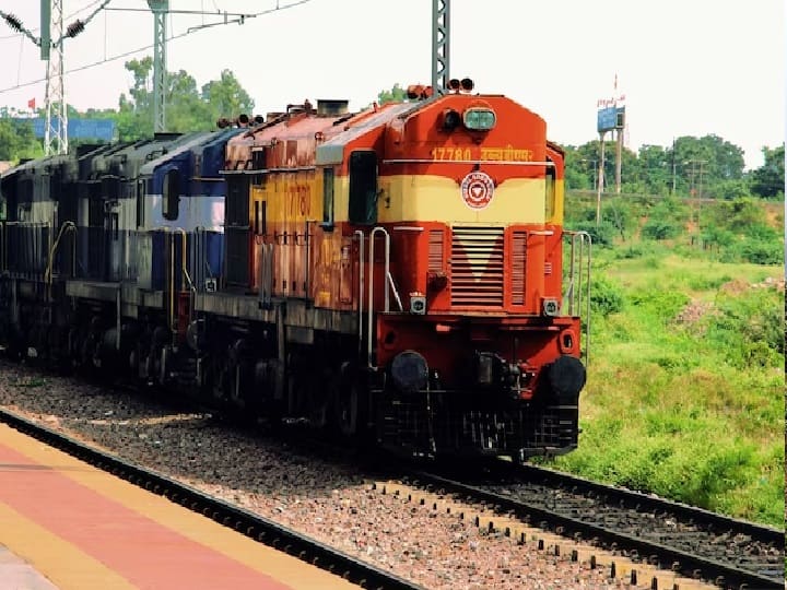 Jharkhand Robbery in Sambalpur-Jammuthavi Express 2 passengers shot Railway Police registered FIR Jharkhand News: झारखंड में संबलपुर-जम्मूतवी एक्सप्रेस में डकैती, 2 यात्रियों को लगी गोली, रेलवे पुलिस ने दर्ज की FIR