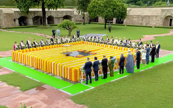 নয়া দিল্লিতে হয়ে গেল G20 সম্মেলন। সম্মেলনের শেষদিনে দিল্লিতে রাজঘাটে মহাত্মা গাঁধীর স্মৃতিবেদিতে সম্মান জ্ঞাপন করলেন নানা দেশের রাষ্ট্রপ্রধানরা।
