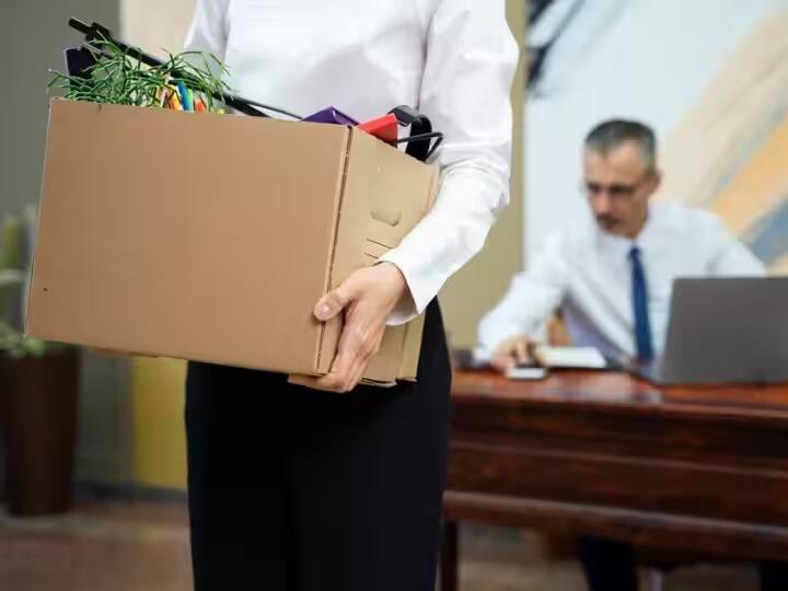 માતસ એસ ઝાવિયા નામના વ્યક્તિએ ટ્વિટર પર જણાવ્યું કે કંપનીએ તેને AIના કારણે નોકરીમાંથી કાઢી મૂક્યો છે. ઝાવિયાએ કહ્યું કે કંપનીએ સ્પેનિશ વેબસાઈટને સ્વ-અનુવાદ પ્રકાશક તરીકે સેટ કરી છે અને તેના કારણે મેં મારી નોકરી ગુમાવી છે. હવે આ વેબસાઈટ એઆઈની મદદથી આર્ટિકલો અંગ્રેજીમાંથી સ્પેનિશમાં અનુવાદ કરે છે અને લેખની ઉપર 'ઓટોમેટીકલી ટ્રાન્સલેટેડ' લખેલું છે.