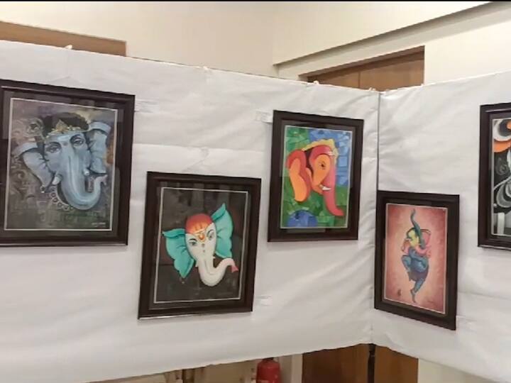 आर्यन हायस्कूल पालघरचे कलाशिक्षक ज्ञानेश्वर माळी यांनी या प्रदर्शनाचं आयोजन केलं.