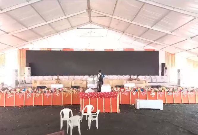 उद्धव ठाकरेंच्या सभेसाठी भव्य अशा प्रकारचे स्टेज उभारण्यात आलं आहे.
