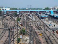 मूसलाधार बारिश से धौलपुर-मुरैना के बीच रेलवे ट्रैक धंसा, पटरी के नीचे की खिसक गई मिट्टी