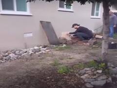 Viral Video: ਘਰ ਦੇ ਹੇਠਾਂ ਤੋਂ ਆਈ ਹਿੰਸਕ ਆਵਾਜ਼, ਪਤੀ-ਪਤਨੀ ਨੇ ਸਮਝਿਆ ਸੱਪ, ਅਸਲੀਅਤ ਦੇਖ ਕੇ ਭੱਜੀ ਪਤਨੀ