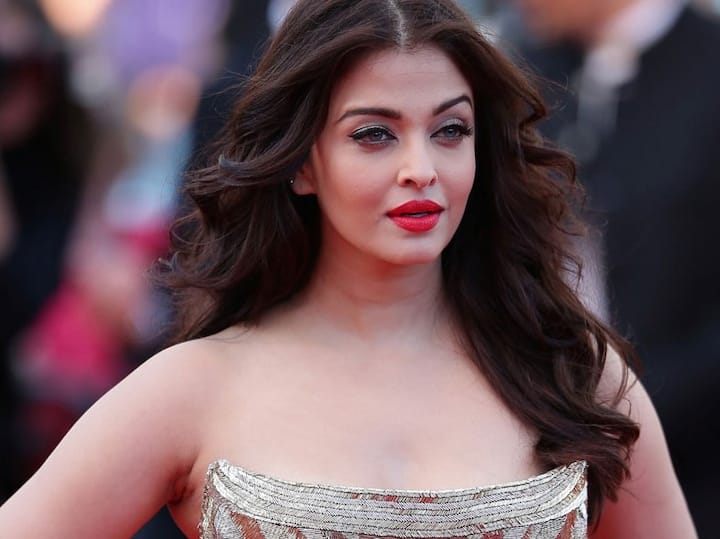 श्रीमंत अभिनेत्रींच्या यादीत पहिलं नाव आहे मिस वर्ल्ड ऐश्वर्या राय बच्चनचं. झी बिझनेसच्या रिपोर्टनुसार, ऐश्वर्याची एकूण संपत्ती 828 कोटी रुपये आहे.