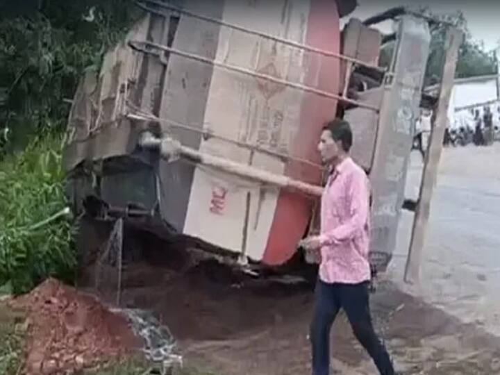 Tanker Overturns In Maharashtra's Thane, Spills 8 Tonnes Of Acid, Driver Injured Accident: சாலையில் கவிழ்ந்த டேங்கர் லாரி.. ஆறாக ஓடிய 8 டன் சல்ப்யூரிக் ஆசிட்.. பெரும் பதற்றம்..!