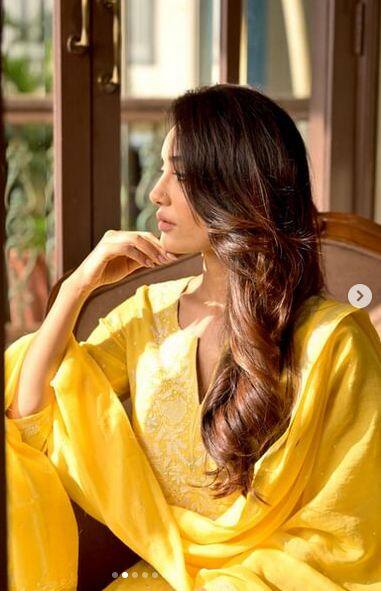 ਸੁਰਭੀ ਜੋਤੀ ਮਸ਼ਹੂਰ ਟੀਵੀ ਅਭਿਨੇਤਰੀਆਂ ਵਿੱਚੋਂ ਇੱਕ ਹੈ। ਉਸ ਦੀ ਹਰ ਲੁੱਕ ਇੰਟਰਨੈੱਟ 'ਤੇ ਸ਼ੇਅਰ ਹੁੰਦੇ ਹੀ ਤਬਾਹੀ ਮਚਾ ਦਿੰਦੀ ਹੈ।