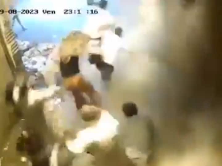 Morocco Earthquake viral Video shows the moment when There was a sudden earthquake and the entire building collapsed Watch: लोग बैठे कर रहे थे बातें, अचानक आया भूकंप और ढह गई पूरी बिल्डिंग, दिल दहलाने वाला वीडियो आया सामने