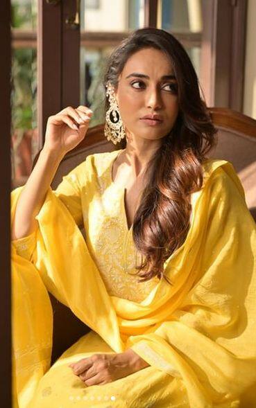 ਅਭਿਨੇਤਰੀ ਸੁਰਭੀ ਜੋਤੀ ਨੇ ਖੁੱਲ੍ਹੇ ਵਾਲ, ਕੰਨਾਂ ਵਿੱਚ ਈਅਰਰਿੰਗਸ ਅਤੇ ਨਿਊਡ ਮੇਕਅੱਪ ਨਾਲ ਆਪਣੇ ਲੁੱਕ ਨੂੰ ਪੂਰਾ ਕੀਤਾ ਹੈ।