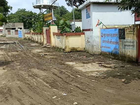 UP News: जालौन में मनरेगा में भ्रष्टाचार, बिना मजदूरी किए खाते में आए पैसे, ग्राम प्रधान मांग रहा कमीशन