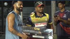 ভারত-পাক দ্বৈরথের আগেই বিশেষ ব্যাট উপহার পেলেন কোহলি