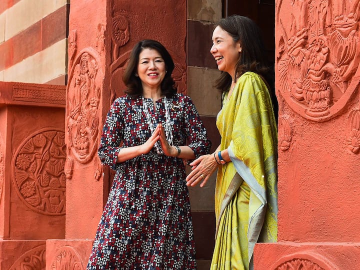 As part of their G20 Summit experience, spouses of world leaders enjoyed a special lunch at Jaipur House in New Delhi, followed by a guided tour of culturally-rich artifacts at the National Gallery of Modern Art (NGMA).