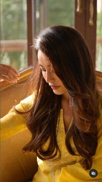 ਫੋਟੋਆਂ ਕਲਿੱਕ ਕਰਵਾਉਂਦੇ ਹੋਏ, ਅਦਾਕਾਰਾ ਸੁਰਭੀ ਜੋਤੀ ਨੇ ਇੱਕ ਤੋਂ ਵਧ ਕੇ ਇੱਕ ਸਿਜ਼ਲਿੰਗ ਅੰਦਾਜ਼ ਵਿੱਚ ਪੋਜ਼ ਦਿੱਤੇ ਹਨ।