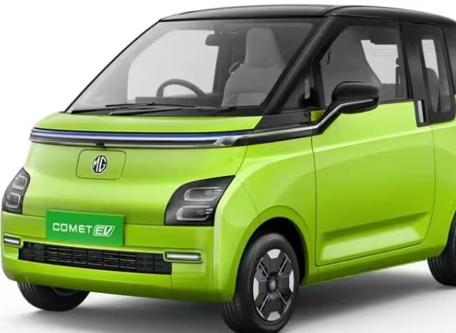 MG Comet EV India ਇੱਕ ਛੋਟੀ ਇਲੈਕਟ੍ਰਿਕ ਕਾਰ ਹੈ। ਇਸ ਵਿੱਚ ਇੱਕ ਆਧੁਨਿਕ, ਸਟਾਈਲਿਸ਼ ਡਿਜ਼ਾਈਨ, ਆਕਰਸ਼ਕ ਬਾਹਰੀ ਅਤੇ ਅੰਦਰੂਨੀ ਹੈ। MG Comet EV 17.3 kWh ਦੀ ਬੈਟਰੀ ਨਾਲ ਲੈਸ ਹੈ ਜੋ ਇੱਕ ਵਾਰ ਚਾਰਜ ਕਰਨ 'ਤੇ 230 ਕਿਲੋਮੀਟਰ ਤੱਕ ਦੀ ਰੇਂਜ ਦੀ ਪੇਸ਼ਕਸ਼ ਕਰਦੀ ਹੈ। ਇਸ ਵਿੱਚ ਫਾਸਟ ਚਾਰਜਿੰਗ ਵੀ ਹੈ, ਜੋ 5.5 ਘੰਟਿਆਂ ਵਿੱਚ 80% ਤੱਕ ਚਾਰਜ ਹੋ ਜਾਂਦੀ ਹੈ। ਇਸ ਵਿੱਚ 10.1-ਇੰਚ ਟੱਚਸਕਰੀਨ ਡਿਸਪਲੇਅ, ਐਪਲ ਕਾਰਪਲੇ ਅਤੇ ਐਂਡਰੌਇਡ ਆਟੋ ਅਨੁਕੂਲਤਾ ਅਤੇ ਅਨੁਕੂਲਿਤ ਕਰੂਜ਼ ਕੰਟਰੋਲ ਸਮੇਤ ਕਈ ਹੋਰ ਵਿਸ਼ੇਸ਼ਤਾਵਾਂ ਮਿਲਦੀਆਂ ਹਨ। ਇਸ ਦੀ ਕੀਮਤ 8 ਲੱਖ ਰੁਪਏ ਤੋਂ ਸ਼ੁਰੂ ਹੁੰਦੀ ਹੈ।