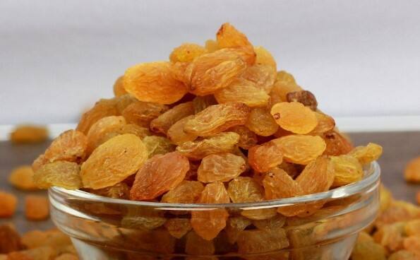 Raisin Benefits: तुम्ही नियमित मनुके खाल्ले तर तुम्हाला शरीरात सकारात्मक परिणाम दिसेल. भिजवलेले मनुके खाल्ले तर ते अधिक उत्तम मानलं जातं. आता मनुक्यांचे नेमके फायदे काय? हे जाणून घेऊया.