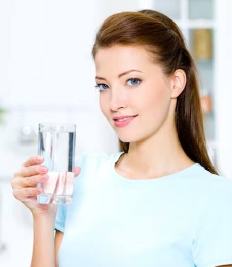 ਘੱਟ ਪਾਣੀ ਪੀਣ ਨਾਲ ਸਰੀਰ ਦਾ ਤਾਪਮਾਨ ਸਹੀ ਨਹੀਂ ਰਹਿੰਦਾ। ਇਸ ਤੋਂ ਇਲਾਵਾ ਚਮੜੀ ਖੁਸ਼ਕ ਰਹਿੰਦੀ ਹੈ। ਸਰੀਰ ਅੰਦਰੋਂ ਜ਼ਹਿਰੀਲੇ ਪਦਾਰਥ ਬਾਹਰ ਨਹੀਂ ਆ ਪਾਉਂਦੇ। ਸਰੀਰ ਡੀ-ਹਾਈਡ੍ਰੇਟ ਹੋਣ ਲੱਗਦਾ ਹੈ। ਇਸ ਨਾਲ ਕਈ ਬਿਮਾਰੀਆਂ ਚੰਬੜਨ ਲੱਗਦੀਆਂ ਹਨ।