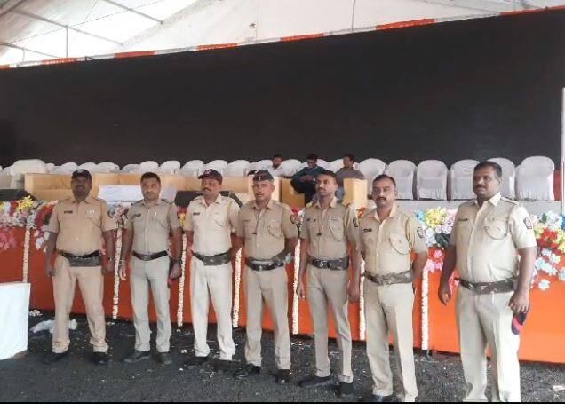 उद्धव ठाकरेंच्या जळगाव जिल्ह्याच्या दौऱ्याच्या पार्श्वभूमीवर पोलिसांचा मोठा फौजफाटा तैनात करण्यात आला आहे.