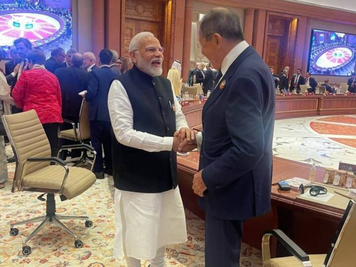 इसके अलावा पीएम मोदी रूसी विदेश मंत्री सर्गेई लावरोव से भी मिले. इस दौरान दोनों हल्के मूड में नजर आए.