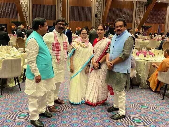 આ દરમિયાન ઘણા નેતાઓએ એકસાથે તેમના ફોટા પણ ક્લિક કર્યા હતા. આ ડિનર પ્રોગ્રામ માટે દેશના તમામ મુખ્યમંત્રીઓ તેમજ કેન્દ્રીય મંત્રીઓને આમંત્રણ મોકલવામાં આવ્યું હતું. ભાજપ શાસિત રાજ્યો ઉપરાંત ઘણા રાજ્યોના મુખ્યમંત્રીઓએ પણ રાષ્ટ્રપતિની ડિનર પાર્ટીમાં હાજરી આપી હતી.