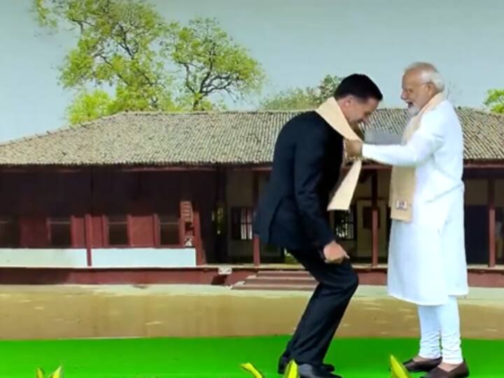 The Prime Minister of Netherlands, Mark Rutte, bowed down to receive the shawl presented by PM Modi. (Image Source: Twitter/@ANI)