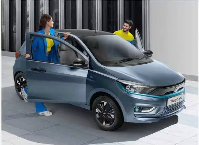 Tata Tiago EV ਇੱਕ ਪ੍ਰਸਿੱਧ ਕਿਫਾਇਤੀ ਛੋਟੀ ਹੈਚਬੈਕ ਹੈ। Tiago EV 19.2 kWh ਜਾਂ 24 kWh ਬੈਟਰੀ ਪੈਕ ਨਾਲ ਲੈਸ ਹੈ, ਜੋ ਕ੍ਰਮਵਾਰ 250 ਅਤੇ 315 ਦੀ ਡਰਾਈਵਿੰਗ ਰੇਂਜ ਦੀ ਪੇਸ਼ਕਸ਼ ਕਰਦਾ ਹੈ, ਇਸ ਨੂੰ ਭਾਰਤ ਵਿੱਚ ਸਭ ਤੋਂ ਵਧੀਆ EVs ਵਿੱਚੋਂ ਇੱਕ ਬਣਾਉਂਦਾ ਹੈ। ਇਸ ਦੀ ਕੀਮਤ 8.68 ਲੱਖ ਰੁਪਏ ਤੋਂ ਸ਼ੁਰੂ ਹੁੰਦੀ ਹੈ।