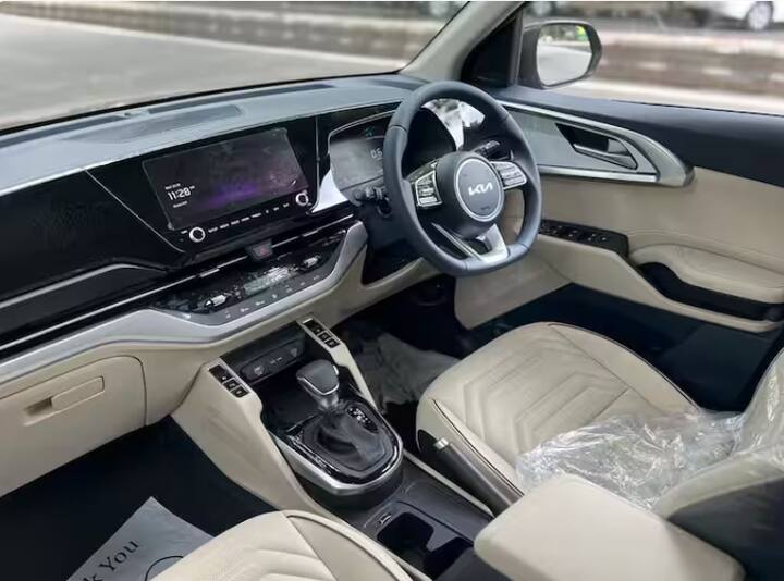 ਵੱਡੀ ਟੱਚ ਸਕਰੀਨ ਨਾਲ ਆਉਣ ਵਾਲੀ ਚੌਥੀ ਕਾਰ Kia Karens ਹੈ। ਜਿਸ 'ਚ ਕਨੈਕਟਿਡ-ਟੈਕ ਦੇ ਨਾਲ ਸਮਾਰਟਫੋਨ ਕੁਨੈਕਟੀਵਿਟੀ ਦੀ ਸੁਵਿਧਾ ਵੀ ਮੌਜੂਦ ਹੈ।