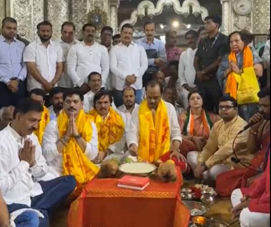 यावेळी दीपक मानकर, रुपाली चाकणकर देखील उपस्थित होते.