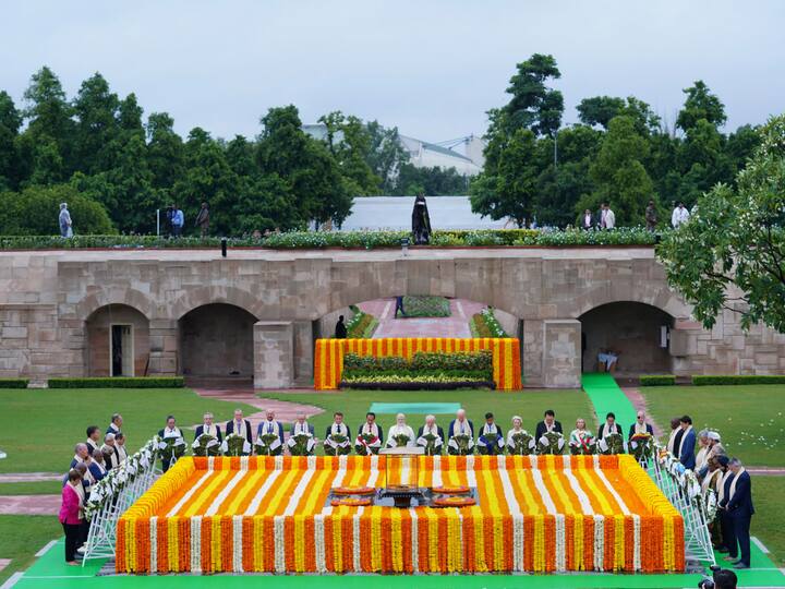 রাজঘাটে মহাত্মা গাঁধীকে শ্রদ্ধাজ্ঞাপন রাষ্ট্রনেতাদের। আমেরিকার প্রেসিডেন্ট জো বাইডেনকে উত্তরীয় পরিয়ে তাঁকে স্বাগত জানান নরেন্দ্র মোদি।