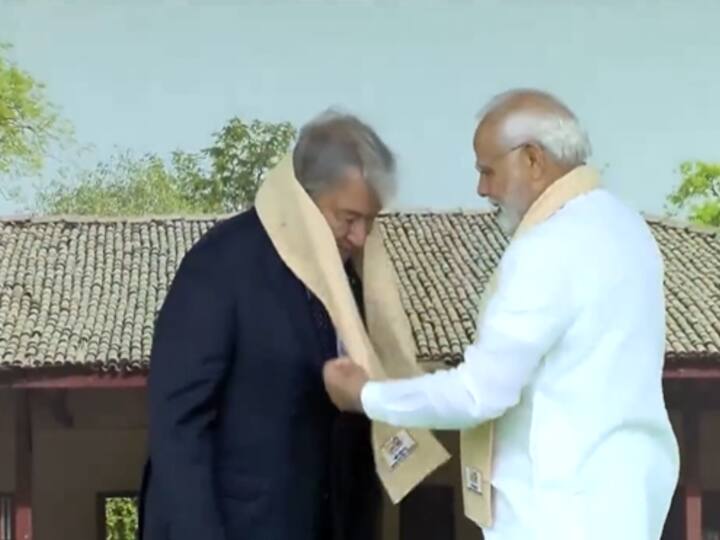UN Secretary-General António Guterres with PM Modi at Rajghat. (Image Source: Twitter/@ANI)