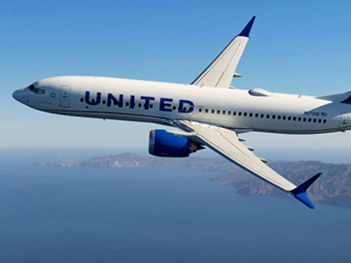 United Airlines flight Passenger Arrested For Attempting To Enter Cockpit Airlines News: फ्लाइट करने वाली थी टेकऑफ, जबरन कॉकपिट में घुसने लगा पैसेंजर, जानें फिर क्या हुआ