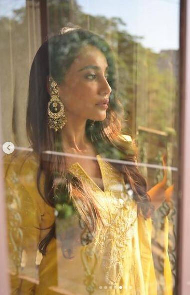 ਸੁਰਭੀ ਜੋਤੀ ਨੇ ਇਨ੍ਹਾਂ ਤਸਵੀਰਾਂ 'ਚ ਪੀਲੇ ਰੰਗ ਦਾ ਸਿੰਪਲ ਸੂਟ ਪਾਇਆ ਹੋਇਆ ਹੈ, ਜਿਸ 'ਚ ਉਹ ਬੇਹੱਦ ਖੂਬਸੂਰਤ ਲੱਗ ਰਹੀ ਹੈ।