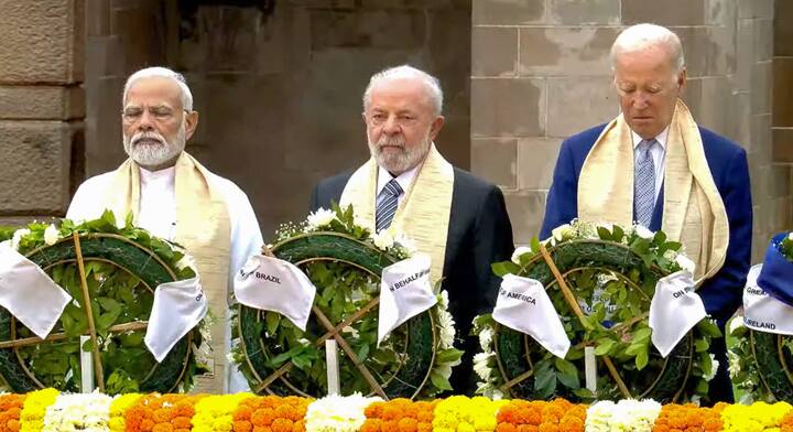 বেশ কিছু নীরবতা পালন করে প্রার্থনা করে শ্রদ্ধাজ্ঞাপন করা হয়। ফুলের মালায় সাজানো হয়েছিল রাজঘাট।