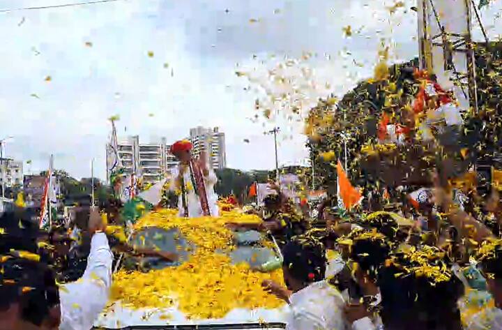 या दौऱ्यात त्यांनी  पुण्यातील बाजीराव रोडवर अजित पवारांचं समर्थकांकडून जल्लोषात स्वागत करण्यात आलं.