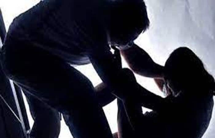 Crime News: રાજકોટના જન્માષ્ટમીના મેળામાં 2 વર્ષની માસુમ બાળકી સાથે દુષ્કર્મનો પ્રયાસ, પીડિતાની માતાએ કહી આપવિતી Sexual harassment of a 2-year-old girl at a fair in Rajkot Crime News: રાજકોટના જન્માષ્ટમીના મેળામાં 2 વર્ષની માસુમ બાળકી સાથે દુષ્કર્મનો પ્રયાસ, પીડિતાની માતાએ કહી આપવિતી