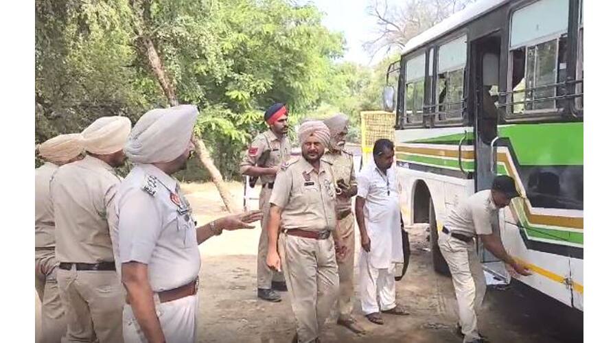 Joint Police Operation Seal: ਨਸ਼ਾ ਤਸਕਰਾਂ ਤੇ ਸ਼ਰਾਰਤੀ ਅਨਸਰਾਂ 'ਤੇ ਸ਼ਿਕੰਜਾ! ਪੰਜਾਬ ਤੇ ਹਰਿਆਣਾ ਦੀ ਪੁਲਿਸ ਨੇ ਮਿਲ ਕੇ ਚਲਾਇਆ ਆਪਰੇਸ਼ਨ ਸੀਲ The police of Punjab and Haryana jointly conducted Operation Seal Joint Police Operation Seal: ਨਸ਼ਾ ਤਸਕਰਾਂ ਤੇ ਸ਼ਰਾਰਤੀ ਅਨਸਰਾਂ 'ਤੇ ਸ਼ਿਕੰਜਾ! ਪੰਜਾਬ ਤੇ ਹਰਿਆਣਾ ਦੀ ਪੁਲਿਸ ਨੇ ਮਿਲ ਕੇ ਚਲਾਇਆ ਆਪਰੇਸ਼ਨ ਸੀਲ