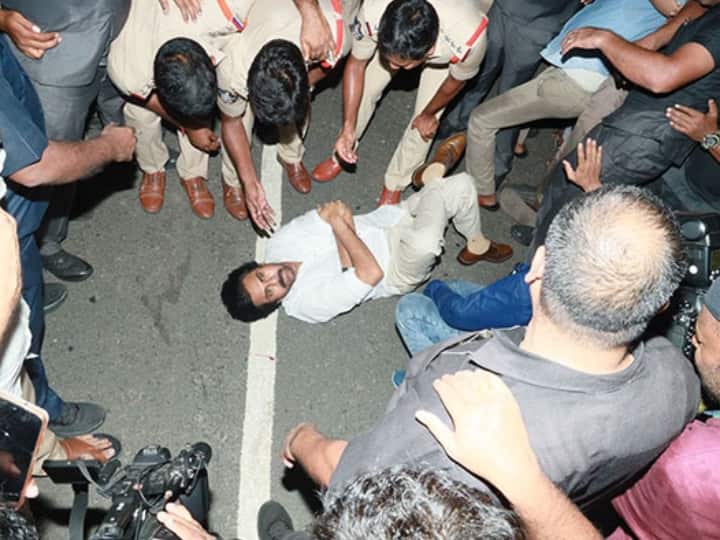 Andhra Pradesh Police Detained Pawan Kalyan lies down on road after being Stopped Pawan Kalyan Detained: अचानक सड़क पर लेट कर धरना देने लगे पवन कल्याण, पुलिस ने हिरासत में लिया, जानें क्या है मामला?