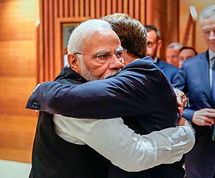 दूसरे दिन सम्मेलन के बाद पीएम मोदी ने कई देशों के नेताओं से मुलाकात की. इसमें राष्ट्रपति इमैनुएल मैक्रों शामिल थे. इस दौरान दोनों नेताओं ने एक-दूसरे को गले लगाया.