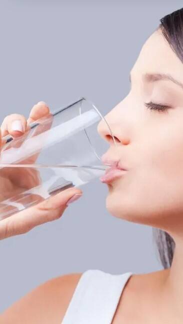 सकाळी उठून 1 ग्लास पाणी पिण्याचे प्रचंड फायदे, पाहा